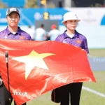 Hai VĐV Đặng Công Đức và Lê Phạm Vân Anh giành HCB nội dung cung 3 dây đôi nam nữ hỗn hợp. (Ảnh: Minh Quyết/TTXVN)