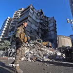 Tòa nhà bị phá hủy sau các đợt không kích của Israel xuống Beirut, Liban. (Ảnh: THX/TTXVN)