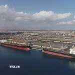 Tàu thuyền neo tại cảng trên đảo Qeshm của Iran trên eo biển Hormuz. (Ảnh: IRNA/TTXVN)