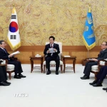 Tổng thống Hàn Quốc Lee Jae-myung (giữa) chủ trì cuộc họp tại Nhà Xanh ở thủ đô Seoul ngày 29/12/2025. (Ảnh: THX/TTXVN)