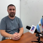 Nhà báo Gaston Fiorda trả lời phỏng vấn phóng viên TTXVN. (Ảnh: Diệu Hương/TTXVN)