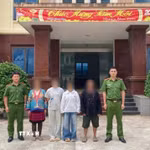 Hai cháu V.T.S và G.T.P được lực lượng Công an bàn giao an toàn cho gia đình. (Ảnh: TTXVN phát)