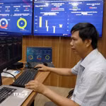Kỹ sư Trung tâm Chuyển đổi số tỉnh Khánh Hòa theo dõi, vận hành ứng dụng "KhanhHoa-S". (Ảnh: Xuân Triệu/TTXVN)