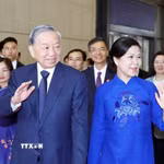 Tổng Bí thư, Chủ tịch nước Tô Lâm cùng Phu nhân tại ga Nam Ninh Đông, Thành phố Nam Ninh. (Ảnh: Thống Nhất/TTXVN)