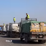 Một đoàn xe chở hàng viện trợ tới khu vực Deir al-Balah, Dải Gaza. (Ảnh minh họa. THX/TTXVN)