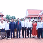 Đại sứ Nguyễn Minh Tâm cùng đoàn đại biểu chụp ảnh kỷ niệm tại Khu lưu niệm Chủ tịch Hồ Chí Minh ở bản Xiengvang, huyện Nongbok, tỉnh Khammouane. (Ảnh: Xuân Tú/TTXVN)