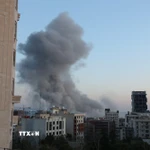 Khói bốc lên sau một vụ nổ ở Tehran, Iran ngày 6/3/2026. (Ảnh: THX/TTXVN)