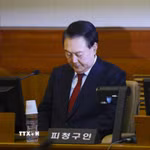 Cựu Tổng thống Hàn Quốc Yoon Suk Yeol tại Tòa án Hiến pháp ở Seoul ngày 21/1/2025. (Ảnh: Kyodo/TTXVN)