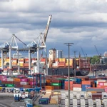 Cảng hàng hóa ở Hamburg, Đức. (Ảnh: THX/TTXVN)