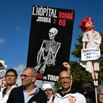 Các nhân viên y tế tham gia một cuộc tuần hành hồi năm 2025. (Ảnh: AFP)