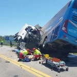 Tất cả các nạn nhân đều ở trên một chiếc xe van chở khách. (Ảnh: caliber)