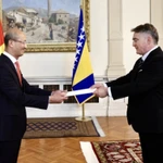 Đại sứ Bùi Lê Thái trình Thư ủy nhiệm lên Chủ tịch Hội đồng Tổng thống Bosnia & Herzegovina Željko Komšić. (Ảnh: VOV)