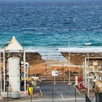 Hình ảnh một nhà máy khử muối ở thành phố cảng Sur của Oman. (Ảnh: AFP)