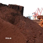 Đất hiếm được đưa đi xuất khẩu tại Liên Vân Cảng ở tỉnh Giang Tô, Trung Quốc. (Ảnh: AFP/TTXVN)