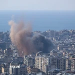Khói bốc lên từ địa điểm ở ngoại ô Beirut, Liban sau cuộc không kích của Israel. (Ảnh: THX/TTXVN)
