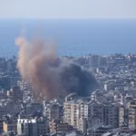 Khói bốc lên từ địa điểm ở ngoại ô Beirut, Liban sau cuộc không kích của Israel. (Ảnh: THX/TTXVN)
