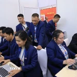 Phóng viên, biên tập viên Ban biên tập Ảnh, Thông tấn xã Việt Nam tác nghiệp tại khu vực Trung tâm báo chí của Đại hội. (Ảnh: TTXVN)