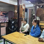 Đoàn viên thanh niên dân tộc thiểu số phường Mường Lay theo dõi truyền hình trực tiếp Đại hội XIV của Đảng qua tivi. (Ảnh: TTXVN phát)