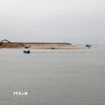 Các đơn vị triển khai nạo vét phần bị bồi lấp trong cảng cá Phan Thiết (phường Phan Thiết, Lâm Đồng), đảm bảo an toàn cho tàu cá neo đậu. (Ảnh: Nguyễn Thanh/TTXVN)