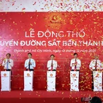 Các đại biểu thực hiện nghi thức động thổ dự án metro Bến Thành-Cần Giờ. (Ảnh: Tiến Lực/TTXVN)