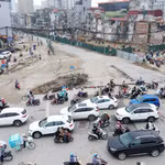 Giao thông tại khu vực nút giao La Thành-Nguyễn Chí Thanh trong ngày đầu phân luồng phục vụ thi công hạng mục cầu vượt thuộc dự án xây dựng đường Vành đai 1, đoạn Hoàng Cầu-Voi Phục. (Ảnh: Quốc Khánh/TTXVN)