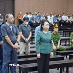 Bị cáo Nguyễn Thị Kim Tiến và các bị cáo khác tại phiên tuyên án. (Ảnh: Kim Anh/TTXVN)