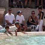 Du khách ở đài phun nước ở Rome, Italy. (Ảnh: THX/TTXVN)