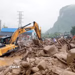 Hàng ngàn mét khối đất đá đổ tràn xuống Quốc lộ 32 đang được lực lượng chức năng nỗ lực xử lý. (Ảnh: Quý Trung/TTXVN)