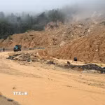 Đất đá sạt lở trên đèo Khánh Lê (tỉnh Khánh Hòa). (Ảnh: Đặng Tuấn/TTXVN)