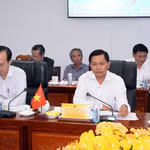 Bí thư Tỉnh ủy Vĩnh Long Trần Văn Lâu (phải) phát biểu tại buổi làm việc. (Ảnh: Phạm Minh Tuấn/TTXVN)