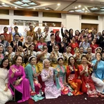 Các đại biểu, nghệ sỹ và khách mời Malaysia và Việt Nam chụp ảnh lưu niệm. (Ảnh: Viên Luyến/TTXVN)