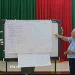 Đại biểu tham gia bài tập thực hành tại hội thảo. (Ảnh: Đức Tâm/TTXVN)