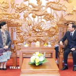 Trưởng Ban Tuyên giáo và Dân vận Trung ương Trịnh Văn Quyết tiếp đoàn đại biểu Uỷ ban Trung ương Mặt trận Lào xây dựng Đất nước. (Ảnh: Phương Hoa/TTXVN)