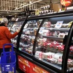 Người tiêu dùng mua sắm tại siêu thị ở Paris, Pháp. (Ảnh: THX/TTXVN)