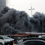 Khói bốc lên sau cuộc không kích của Israel nhằm vào thủ đô Beirut, Liban. (Ảnh: THX/TTXVN)