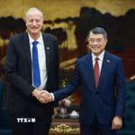 Thủ tướng Lê Minh Hưng tiếp Đại sứ Israel Yaron Mayer đến chào kết thúc nhiệm kỳ công tác. (Ảnh: Dương Giang/TTXVN)