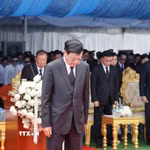 Tổng Bí thư, Chủ tịch nước Lào Thongloun Sisoulith cùng các đồng chí lãnh đạo Đảng, Nhà nước dành một phút tưởng niệm đồng chí Xaysomphone Phomvihane, Ủy viên Bộ Chính trị, Chủ tịch Quốc hội Lào. (Ảnh: Phương Hoa/TTXVN)