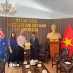 Vợ chồng ông Glenn Mathews trao lại cuốn nhật ký của liệt sĩ Võ Văn Công cho đại diện Đại sứ quán Việt Nam tại Australia - Tham tán Công sứ Nghiêm Xuân Hoà. (Ảnh: TTXVN phát)