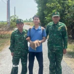 Đối tượng Nguyễn Mạnh Dư (đối tượng bị truy nã) bị Đồn Biên phòng Cửa khẩu Quốc tế Mộc Bài bắt giữ khi đang nhập cảnh trái phép. (Ảnh: TTXVN phát)