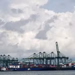 Các tàu chở hàng tại cảng Singapore. (Ảnh: THX/TTXVN)