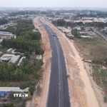 Máy móc, nhân lực thi công cao tốc Biên Hòa-Vũng Tàu. (Ảnh: Công Phong/TTXVN)
