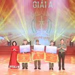 Chủ tịch Ủy ban Trung ương Mặt trận Tổ quốc Việt Nam Bùi Thị Minh Hoài và Thượng tướng Lê Văn Tuyến, Thứ trưởng Bộ Công an trao giải A cho các đội có phần thi xuất sắc nhất. (Ảnh: Mạnh Tú/TTXVN)