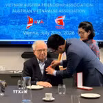 Đại sứ Vũ Lê Thái Hoàng trao tặng Huân chương Hữu nghị cho ông Peter Jankowitsch. (Ảnh: TTXVN phát)