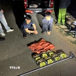 Hai đối tượng bị bắt giữ cùng tang vật 7kg ma túy đá. (Ảnh: TTXVN phát)