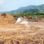 Thực hiện xử lý đất nhiễm chất độc dioxin tại sân bay A So bằng phương pháp sinh học. (Ảnh: TTXVN phát)