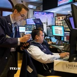 Giao dịch viên tại sàn chứng khoán New York, Mỹ. (Ảnh: THX/TTXVN)