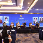 Tọa đàm “Kiến tạo niềm tin số trong kỷ nguyên AI - Phát huy trách nhiệm KOL trong xây dựng không gian mạng văn minh-lành mạnh-an toàn”. (Ảnh: Hồng Đạt/TTXVN)