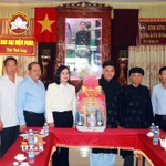 Đoàn công tác Sở Dân tộc và Tôn giáo tỉnh Vĩnh Long thăm, chúc mừng các chức việc tiêu biểu Phật giáo Hòa Hảo. (Ảnh: Phạm Minh Tuấn/TTXVN)