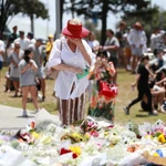 Đặt hoa tưởng niệm các nạn nhân vụ xả súng trên bãi biển Bondi ở Sydney, Australia ngày 15/12/2025. (Ảnh: THX/TTXVN)