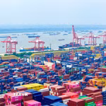 Quang cảnh cảng hàng hóa ở tỉnh Giang Tô, Trung Quốc. (Ảnh: THX/TTXVN)